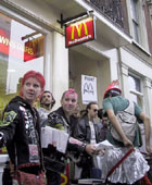 Vegan punks spot an empty hand - London, England - Oct 16 2001